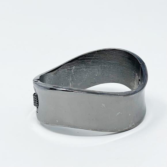 Dark Gray Silver Tone Wave Bangle Bracelet 1" Wide Fashion Statement Costume - Picture 6 of 11